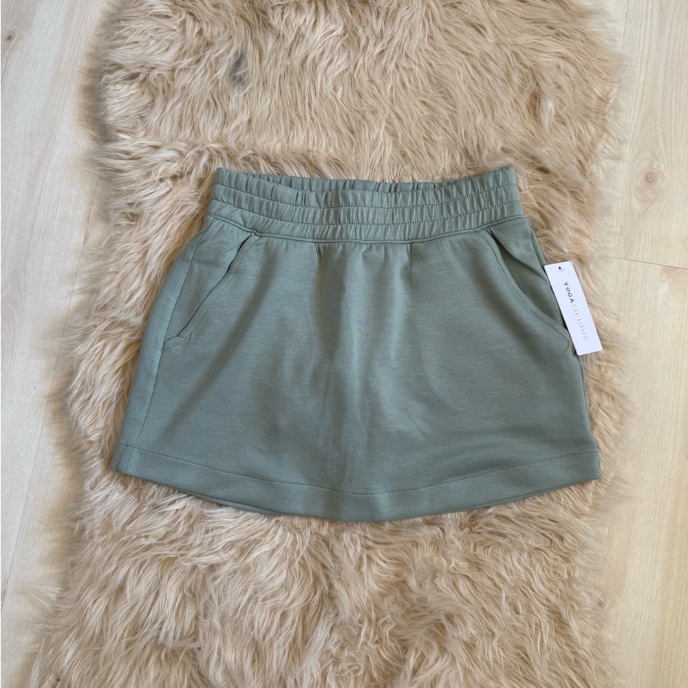NWT Yogalicious Scuba Zuri Skort in Green Milieu